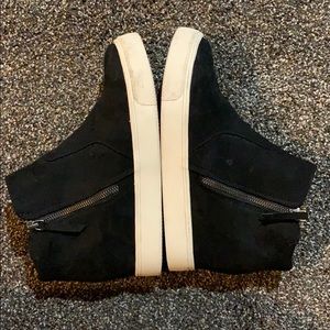 Super cute black booties!